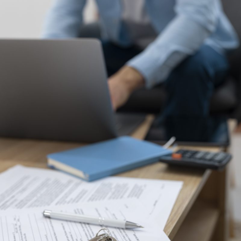 contrato-inmobiliario-sobre-la-mesa